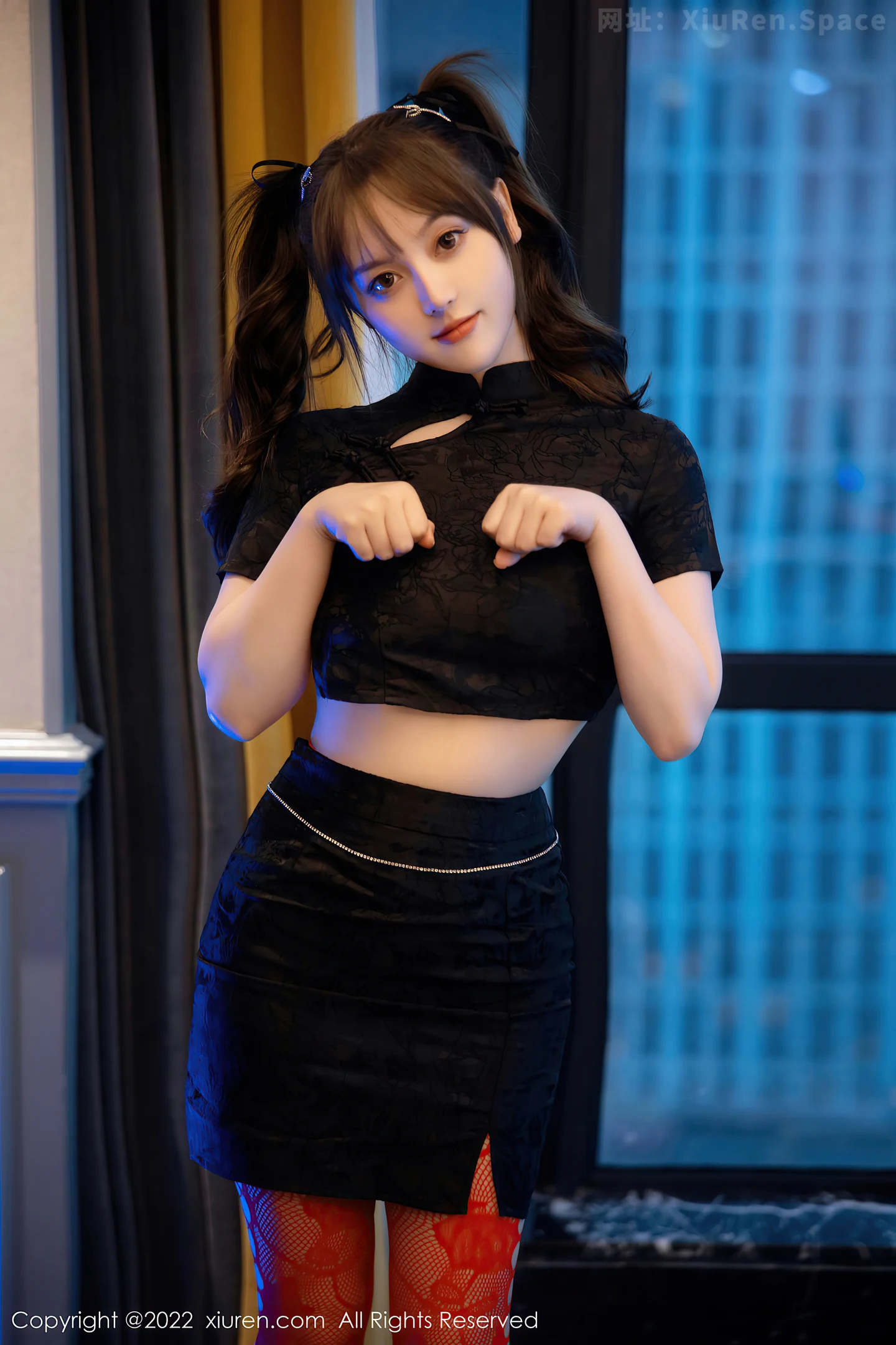 图片[2]-[XiuRen秀人网] VOL.5225 模特豆瓣酱黑色短旗袍半脱露红色网格丝袜秀丰满身材诱惑写真74P-秀人网官方网站